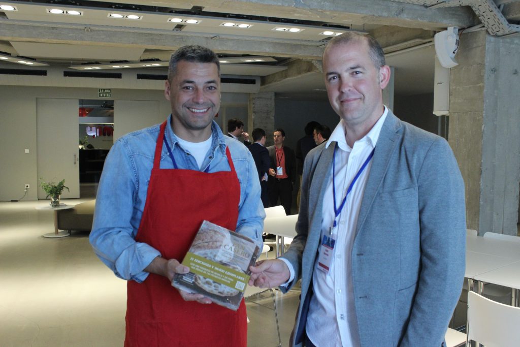Cliente premiado con el libro para aprender a hacer pan